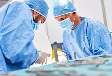 Zwei Ärzte im Operationssaal bei chirurgischen Eingriff - picture alliance / Zoonar