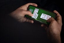 Online-Glücksspiele bergen ein hohes Suchtpotenzial - Sina Schuldt/dpa