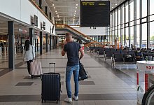 Start von Corona-Tests an Flugh&auml;fen - Patrick Pleul/dpa-Zentralbild/ZB