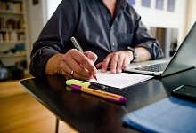 Ein Mann arbeitet im Homeoffice - Finn Winkler/dpa/dpa-tmn