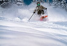 Skifahrer im Tiefschnee - Tecnica/dpa-tmn