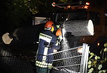 Feuerwehr vor Ort - Roberto Pfeil/dpa