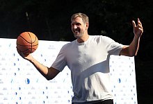 Nowitzki und Dallas Mavericks eröffnen einen Basketball-Platz - Karl-Josef Hildenbrand/dpa