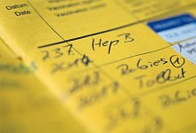 In einem Impfbuch ist eine Hepatitis-B-Impfung vermerkt (Symbolbild). - Andrea Warnecke/dpa