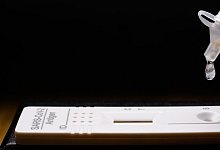 Schnelltest Coronavirus - Foto: Julian Stratenschulte/dpa