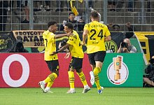 Dortmund-Neuzugang Karim Adeyemi (l-r), Torsch&uuml;tze Donyell Malen und Thomas Meunier feiern den fr&uuml;hen F&uuml;hrungstreffer bei 1860. - Matthias Balk/dpa