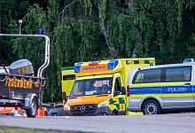 Einsatzfahrzeuge von Polizei und Feuerwehr stehen am Eiserbachsee im Rurseezentrum. - Ralf Roeger/dpa