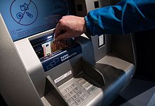 Ein- und Auszahlung von Bargeld - Christin Klose/dpa-tmn/dpa