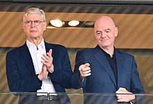 Gianni Infantino (r) und Ars&egrave;ne Wenger - Sebastian Christoph Gollnow/dpa