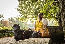 Person telefoniert in gr&uuml;ner Umgebung mit dem Mobiltelefon - Christin Klose/dpa-tmn/dpa