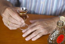 Ein Senior trinkt Schnaps - Silvia Marks/dpa-tmn