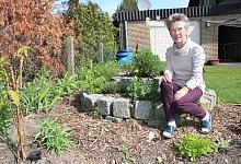 Gutes aus dem Garten: Bettina Holzgrewe zieht in ihrem Garten neben Obst und Gem&uuml;se unter anderem in einer Kr&auml;uterspirale auch Heil- und K&uuml;chenkr&auml;uter. - Cordula Gr&ouml;ne