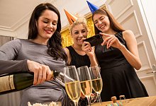 Silvester: «Frohes Neues» meist per Anruf - Christin Klose/dpa-tmn