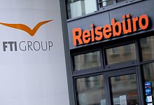 Das Logo des Reiseveranstalter FTI vor einem Reisebüro - Sven Hoppe/dpa/dpa-tmn