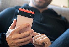 Ein Mann hält ein Google Pixel 6 in den Händen - Franziska Gabbert/dpa-tmn