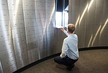 Ein Bankmitarbeiter öffnet ein Bankschließfach - picture alliance / dpa