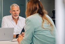 Vorgestellungsgespr&auml;ch in einem B&uuml;ro - Zacharie Scheurer/dpa-tmn