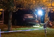 Polizisten an der Unfallstelle an einer Bushaltstelle in der slowakischen Hauptstadt Bratislava. - Martin Baumann/TASR/dpa