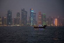 Ein traditionelles Holzschiff, Dhow genannt, fährt am Abend in der Bucht vor der katarischen Hauptstadt Doha. - Arne Bänsch/dpa-tmn