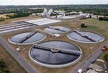 In Deutschlands Kl&auml;ranlagen werden bestimmte Chemikalien zur Reinigung des Abwassers knapp - was ein Problem f&uuml;r die Umwelt werden k&ouml;nnte. - Jan Woitas/dpa