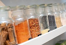 Gl&auml;ser voller Gew&uuml;rze stehen auf einem Regal. - Andrea Warnecke/dpa-tmn