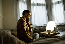 Frau sitzt vor einer Tageslichtlampe - Christin Klose/dpa-tmn