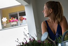 Eine junge Frau auf einem Balkon - Franziska Gabbert/dpa-tmn