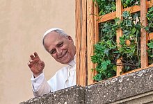 Papst Leo XIV. in den Ferien - Andrew Medichini/AP/dpa