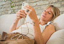 Frau schaut auf ein Smartphone - Christin Klose/dpa-tmn