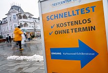 Hinweis auf Schnelltests - Foto: Stefan Sauer/dpa