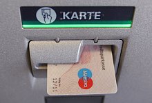Bankkarte im Automaten - Foto: Karl-Josef Hildenbrand/dpa