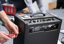 Ein Mann repariert in einem Repair-Cafe einen Gitarrenverstärker - Florian Schuh/dpa-tmn