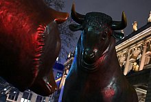 Die Bronzefiguren "Bulle und Bär" - Arne Dedert/dpa/dpa-tmn