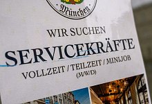 Suche von Servicekr&auml;ften in der Gastronomie - Peter Kneffel/dpa