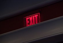 Ein Exit-Schild hängt über einer Tür - Andrea Warnecke/dpa-tmn