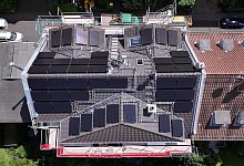 PVT-Anlage auf dem Dach eines Wohnhauses - erneuerbare.tv/dpa-tmn
