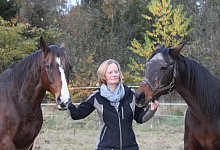 Anette Strohdiek h&auml;lt das Ergebnis ihrer Zucht an der Hand - Johanna Thiel