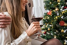 Eine Frau hält ein Glas Wein - Christin Klose/dpa-tmn