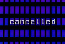 Ein Flug wird auf der Anzeigetafel als gestrichen ausgewiesen - Robert Michael/dpa-Zentralbild/dpa-tmn