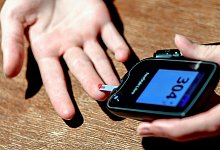 Blutzucker bei Diabetes messen - Jens Kalaene/dpa-Zentralbild/dpa-tmn