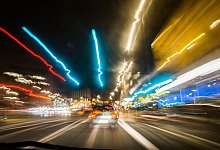 Auto fährt bei Nacht durch Frankfurt/Main - Frank Rumpenhorst/dpa/dpa-tmn