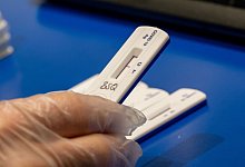 Schnelltests in einem Testzentrum. - Peter Kneffel/dpa