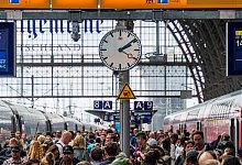 Reisende im Frankfurter Hauptbahnhof - Andreas Arnold/dpa