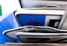 KFZ-Kennzeichenprägestelle - Sebastian Gollnow/dpa