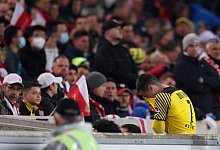 Dortmunds Giovanni Reyna geht verletzt in die Kabine. - Tom Weller/dpa