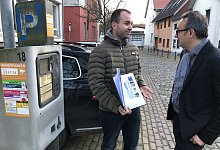 Bauingenieur Max Lesemann (links) und Baudirektor Markus Baier sprechen in der Walterstra&szlig;e &uuml;ber die Ergebnisse aus Lesemanns Untersuchung. Darin widmet sich der Lemgoer dem Potenzial f&uuml;r eine Park-&-Ride-Anlage in der Stadt. - Till Brand