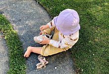 Kleinkind zieht sich einen Schuh an - Amelie Breitenhuber/dpa-tmn