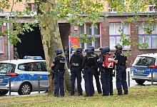 Polizei vor Berliner Schule - Foto: Paul Zinken/dpa-Zentralbild/dpa