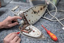 Es muss nicht immer ein neues Gerät sein: Oft lassen sich defekte Elektrogeräte auch reparieren. Wer dabei kostengünstige Unterstützung braucht, findet die oft im Netz oder bei Repair-Initiativen. - Florian Schuh/dpa-tmn