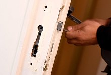 An einem Türschloss wird gearbeitet - Foto: Holger Hollemann/dpa/dpa-tmn